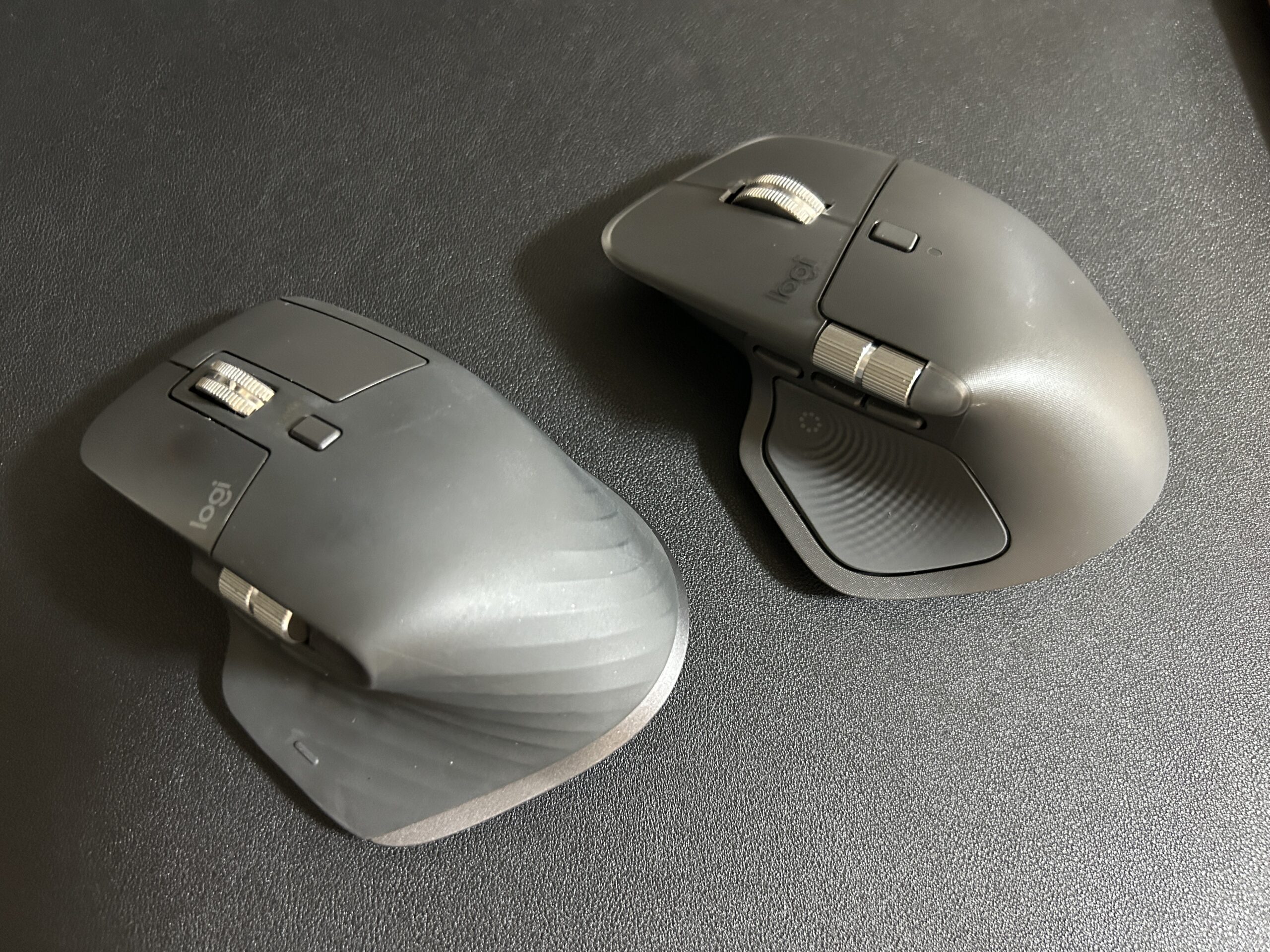MX Master 3S（左）とMX Master 4（右）を並べたところ