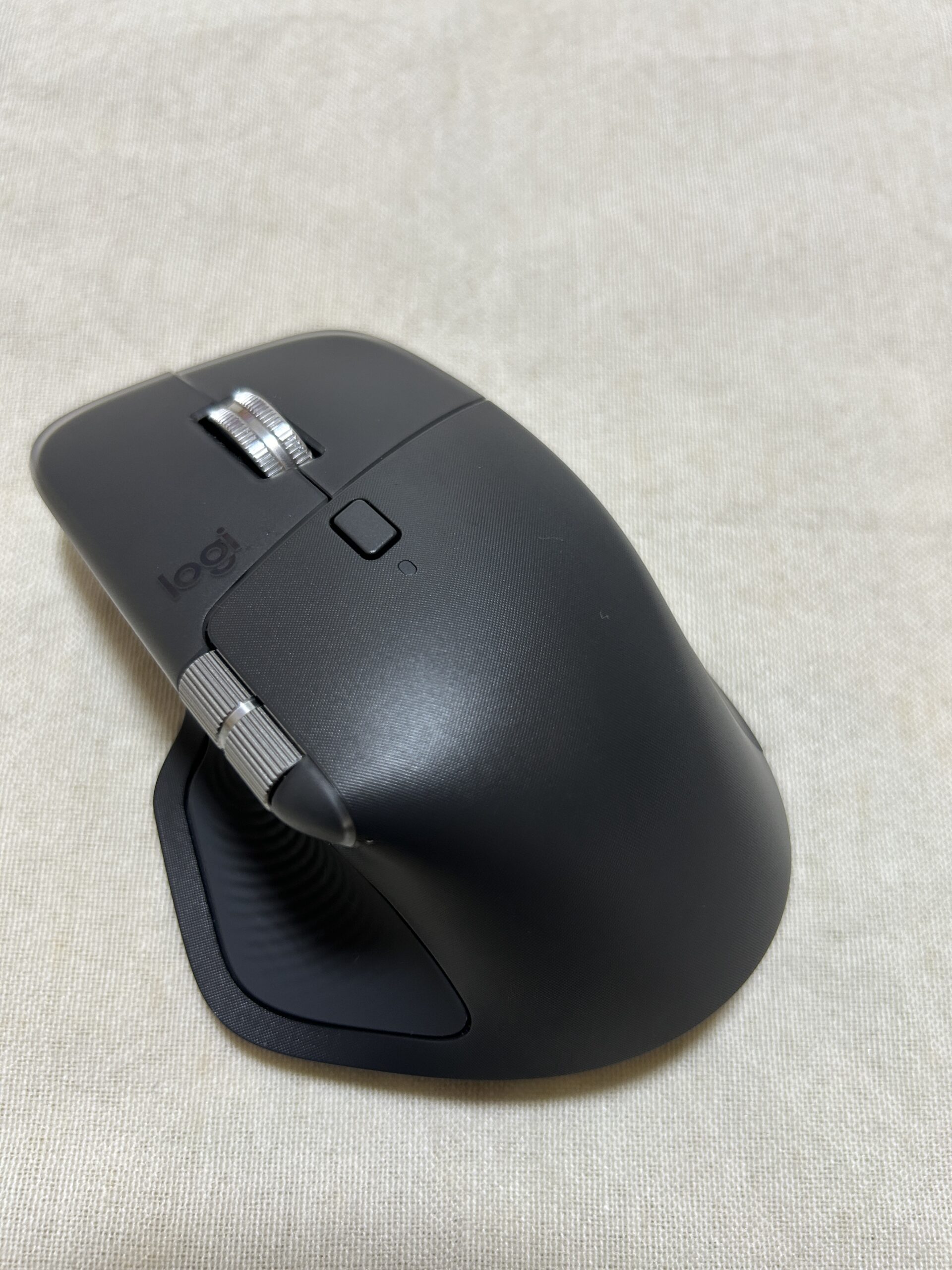 MX Master 4の上面。ザラザラした質感の素材