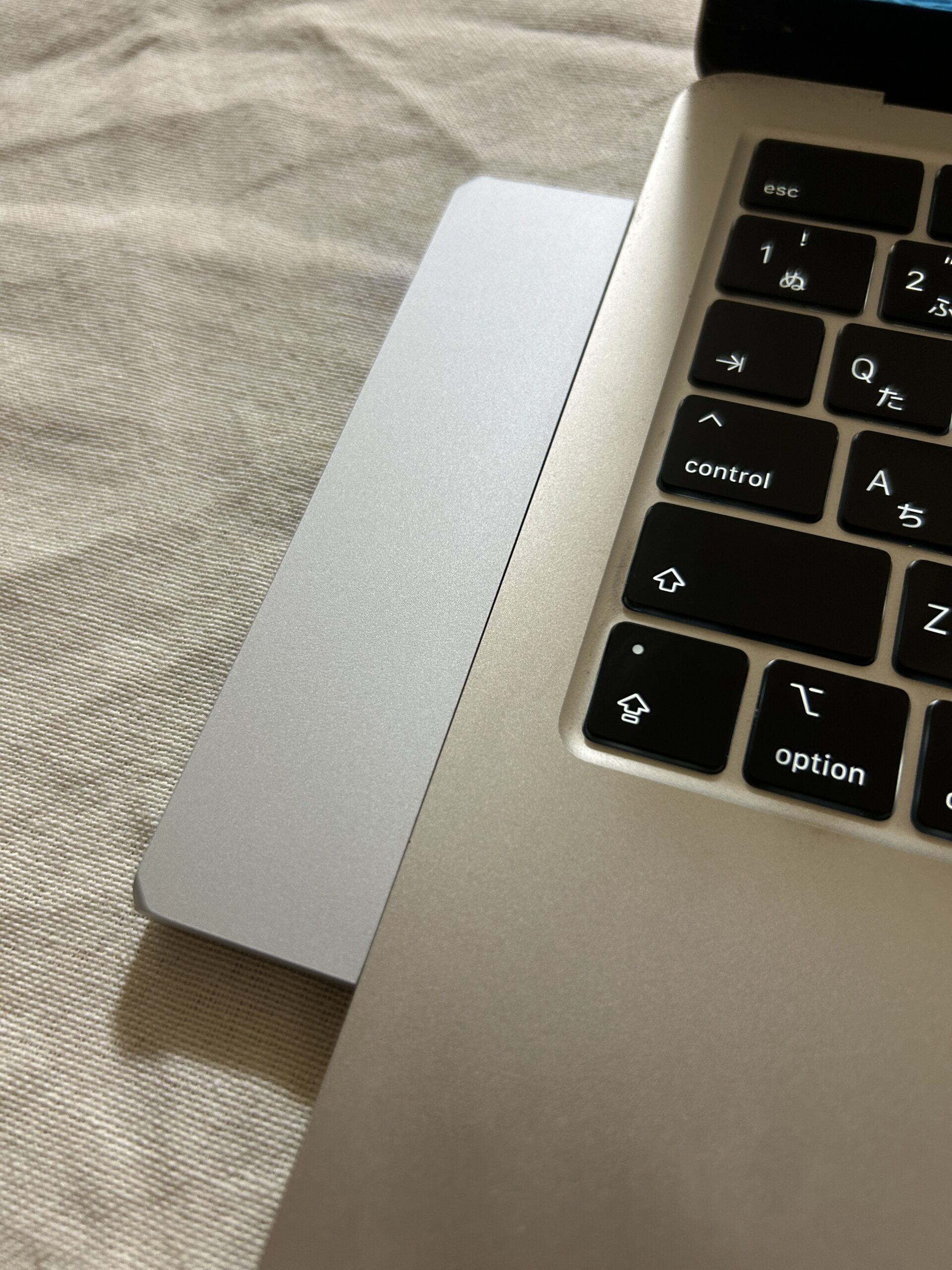 MacBook Airに装着したSatechi Pro Hub Slimを正面から見た状態