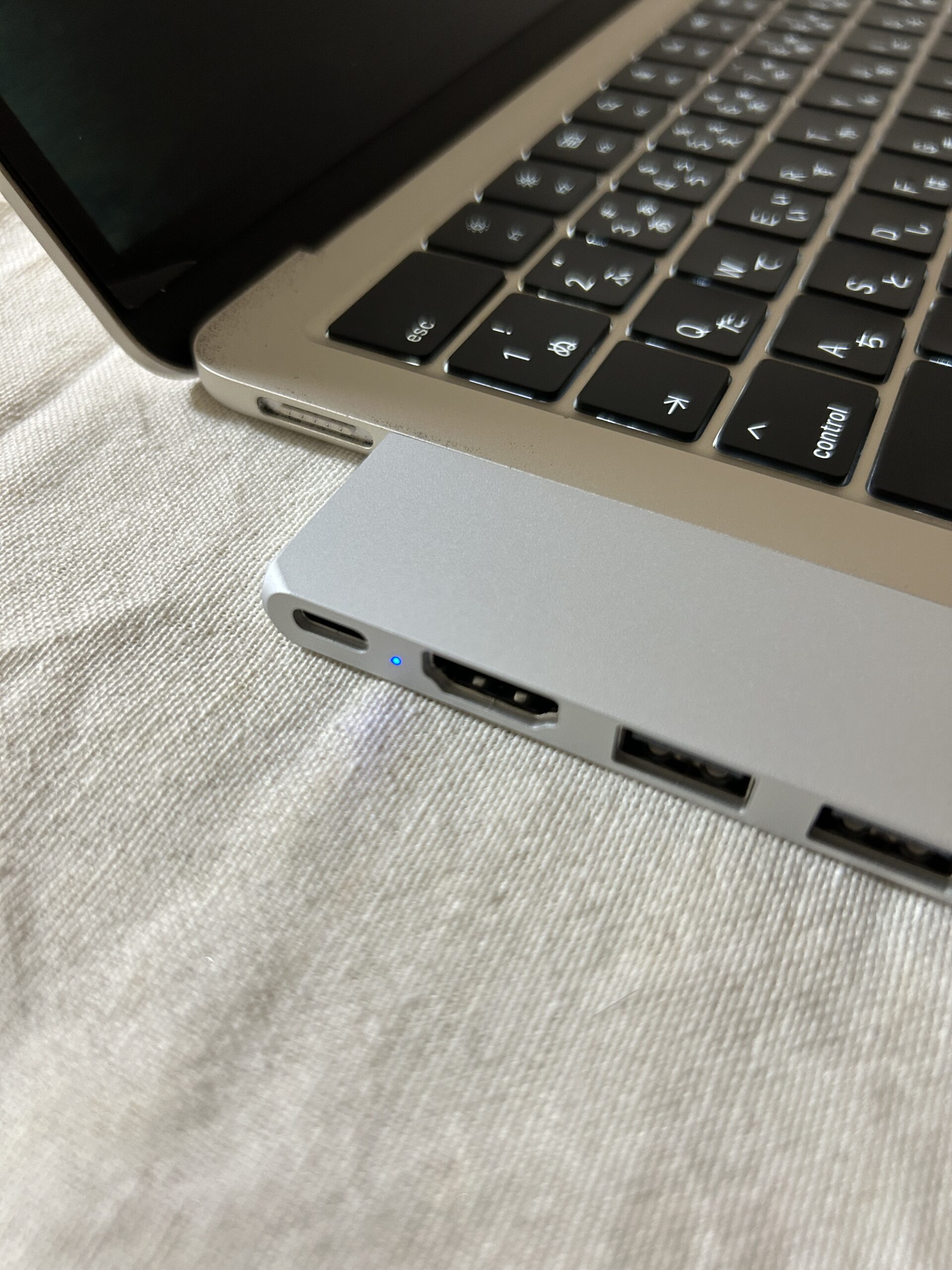 MacBook Airに装着したSatechi Pro Hub Slimを側面から見た状態