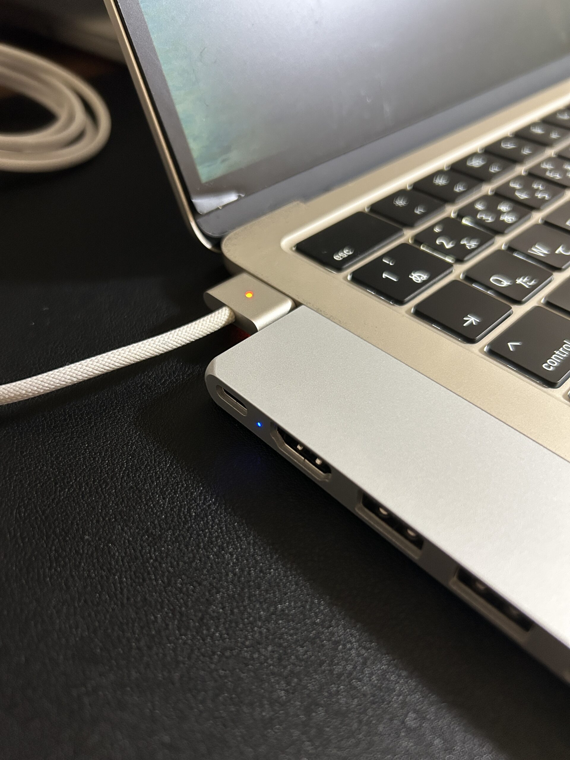 Satechi Pro Hub Slimを装着したMacBook AirにMagSafe充電ケーブルを接続した状態