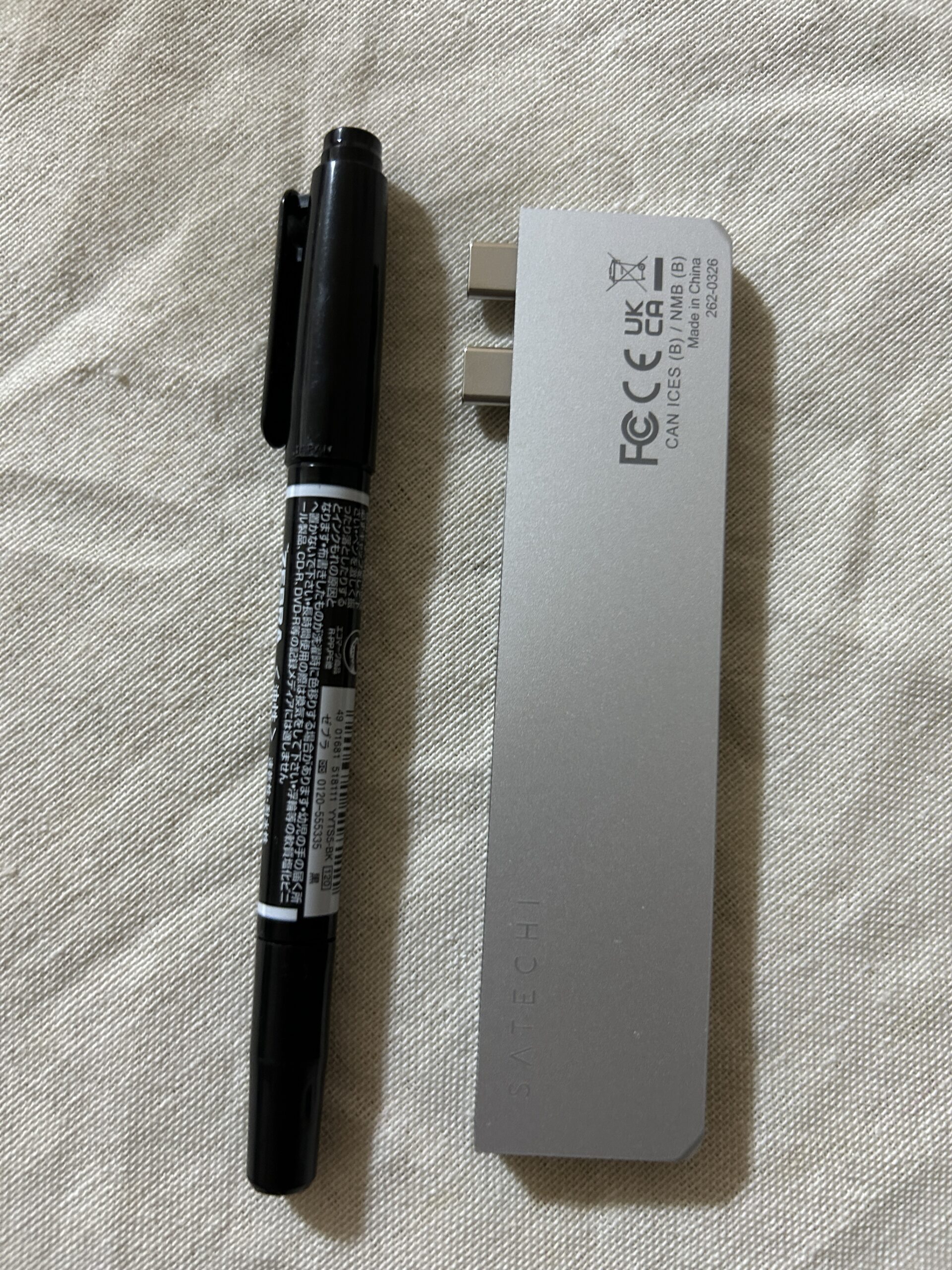 ペンと並べたSatechi Pro Hub Slimの本体サイズ
